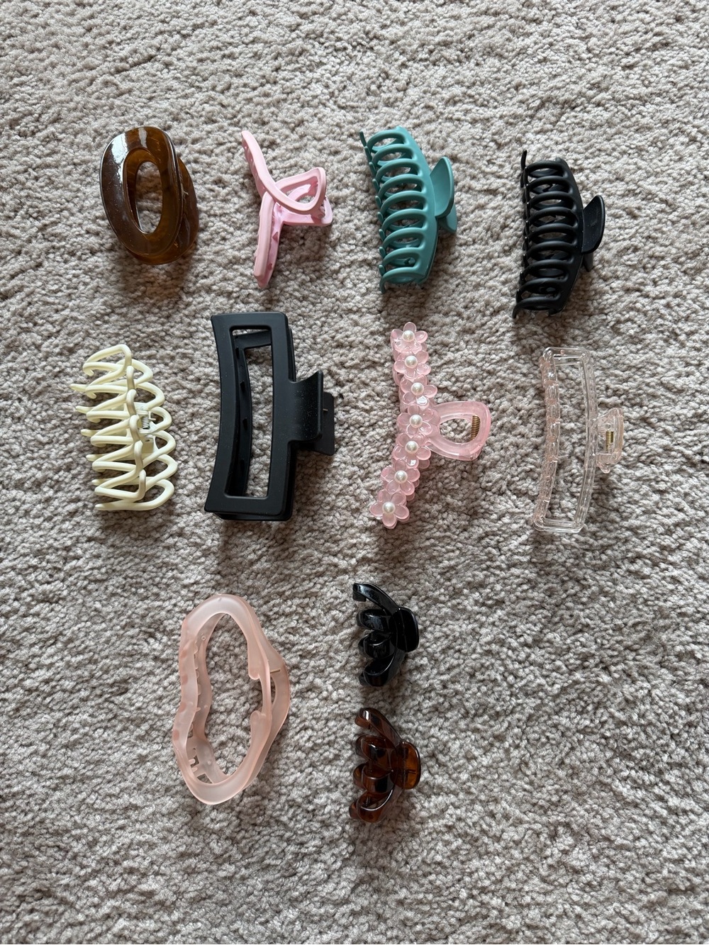 Assortment of 11 Claw Clips
